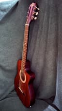 Guitarra Electroacústica Caoba — vista en ángulo, hecha a mano en Lima
