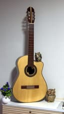 Guitarra Acústica Pino de Nogal con Corte — vista en ángulo, hecha a mano en Lima