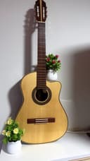 Guitarra Acústica Pino de Nogal con Corte — vista frontal, hecha a mano en Lima