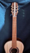 Guitarra Acústica Pino de Nogal Clásica — vista en ángulo, hecha a mano en Lima