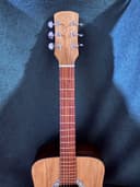 Guitarra Acústica Quillo Gordón — vista en ángulo, hecha a mano en Lima